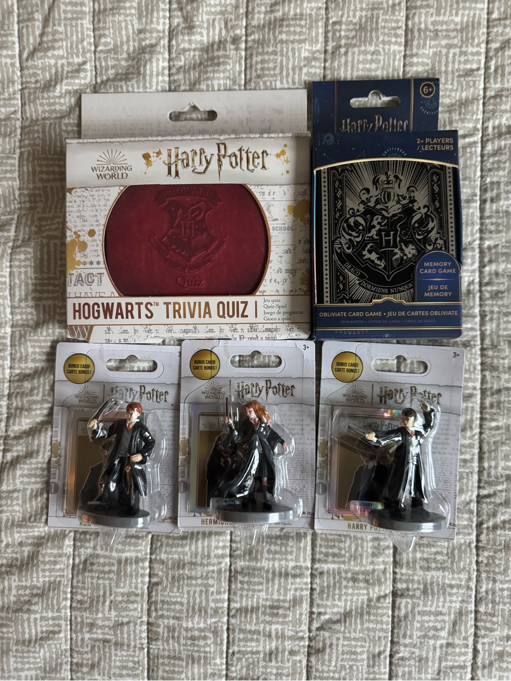 Harry Potter Trivia Quiz & Card Game with Character Figurines- Brand New